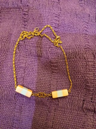 Collar dorado con piezas rectangulares