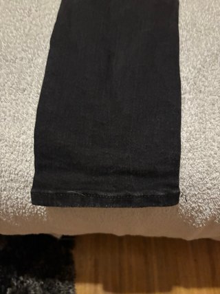 Pantalones vaqueros negros rasgados