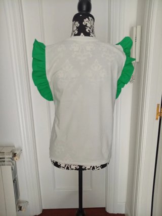 Camiseta blanca con volantes verdes
