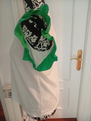 Camiseta blanca con volantes verdes