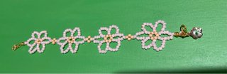 Pulsera artesanal flores perlas y dorado