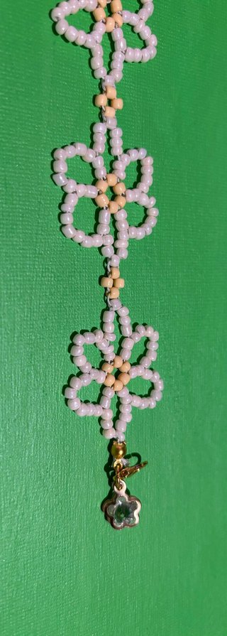 Pulsera artesanal flores perlas y dorado
