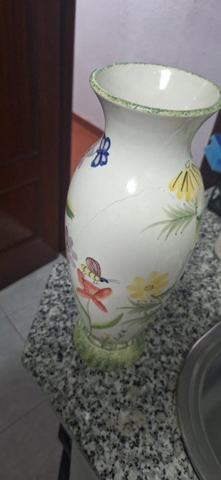 Jarrón de cerámica con flores