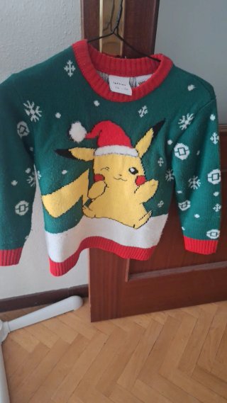 Jersey Navideño Pikachu Talla M.      7/8 años