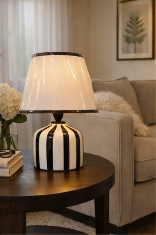 Lampada da tavolo a righe bianche e nere