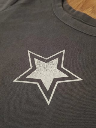 Camiseta crop top gris de estrella blanca Y2K