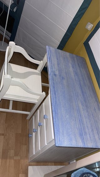 Escritorio y silla de madera maciza