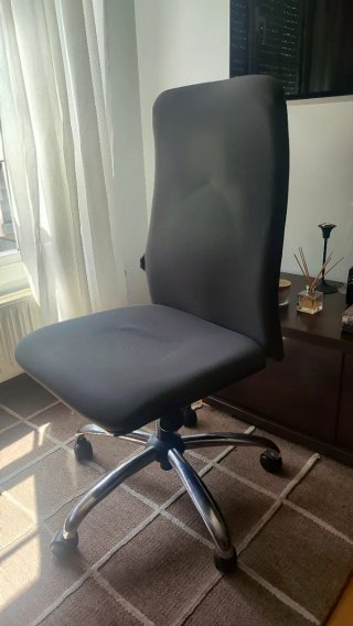 Silla de oficina ergonómica negra