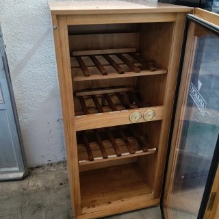 Vinoteca de madera con cristal