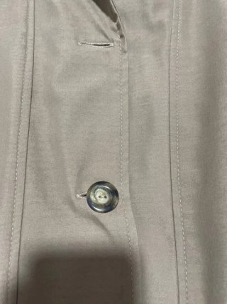 Gabardina estilo vintage beige con forro burdeos