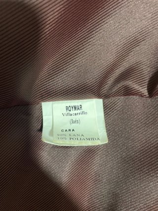 Gabardina estilo vintage beige con forro burdeos