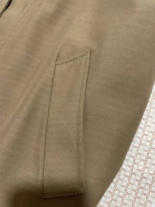 Gabardina estilo vintage beige con forro burdeos