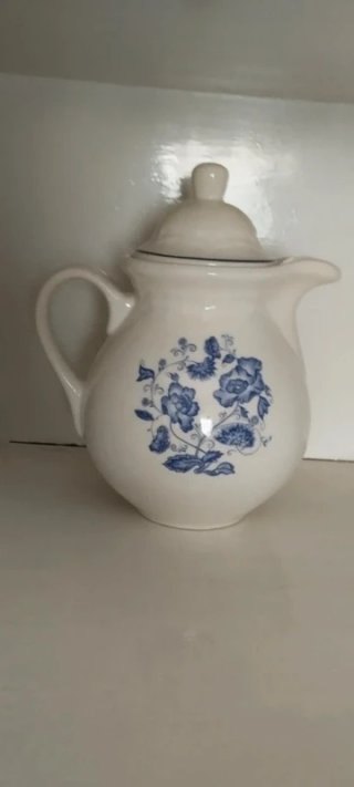 Cafetera de porcelana con flores azules
