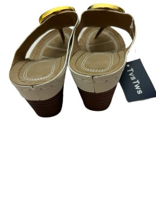 Sandalias blancas con detalle dorado