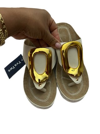 Sandalias blancas con detalle dorado