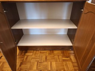 Armario de madera maciza con puertas