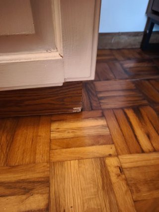 Armario de madera maciza con puertas