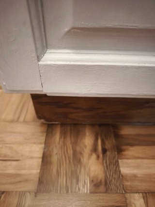 Armario de madera maciza con puertas