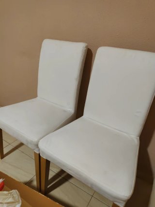 Juego de 5 sillas blancas