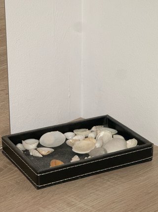 Bandeja decorativa de cuero con piedras