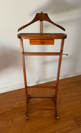 Perchero de traje de madera con cajón