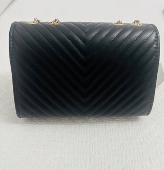 Bolso negro con cadena dorada