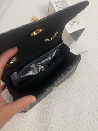 Bolso negro con cadena dorada