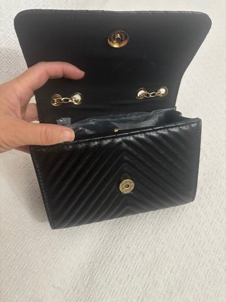 Bolso negro con cadena dorada