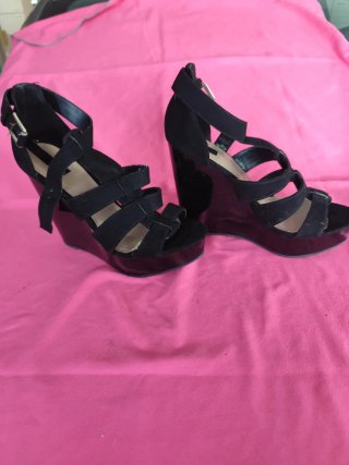 Sandalias negras de cuña altas