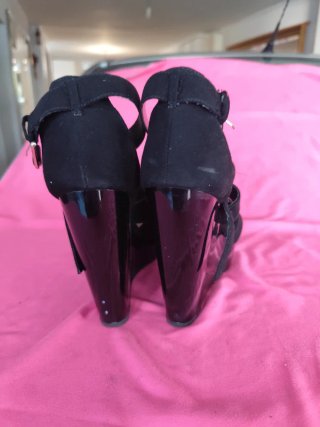 Sandalias negras de cuña altas