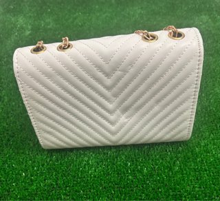 Bolso blanco con cadena dorada