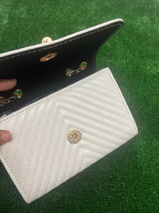 Bolso blanco con cadena dorada