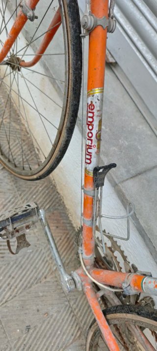 Bicicleta de carretera naranja
