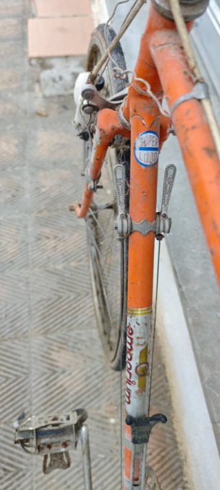 Bicicleta de carretera naranja