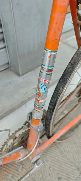 Bicicleta de carretera naranja