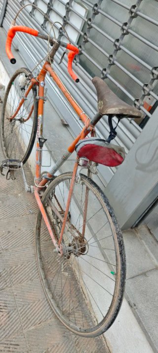 Bicicleta de carretera naranja
