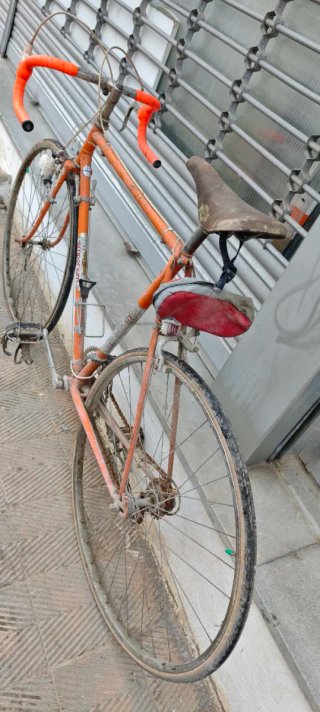Bicicleta de carretera naranja