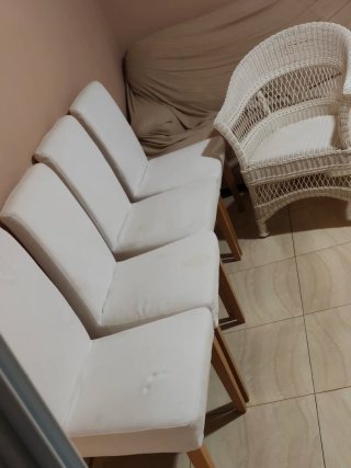 Juego de 5 sillas blancas