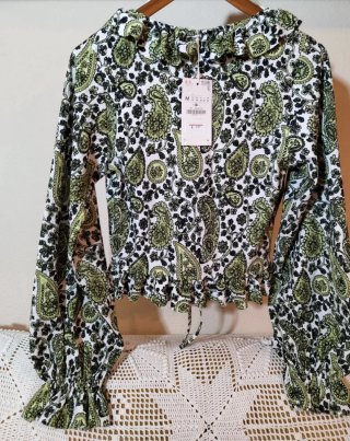 Blusa Zara escote pico volantes verde