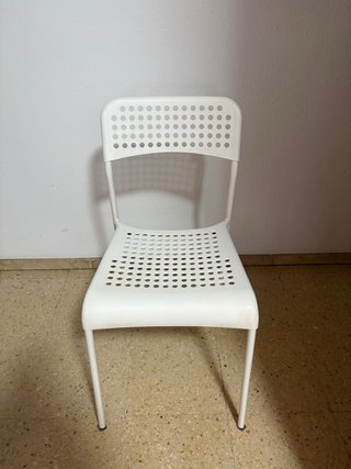 Cama, colchón, sillón y sillas
