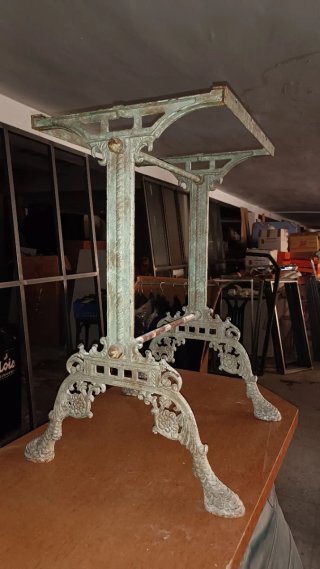 Mesa de hierro antigua decorada