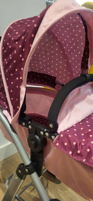 Carrito de juguete rosa con capota