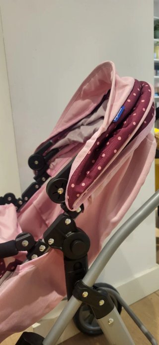 Carrito de juguete rosa con capota