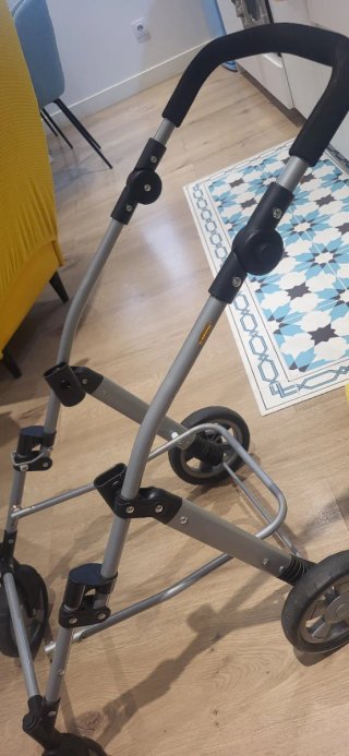 Carrito de juguete rosa con capota