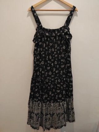Vestido negro con estampado floral blanco