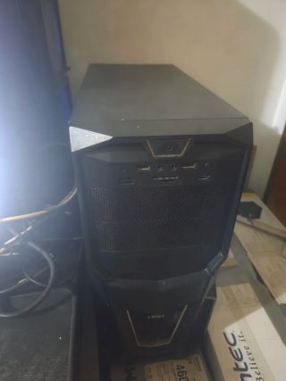 Ordenador de sobremesa con monitor, raton y teclad