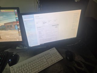Ordenador de sobremesa con monitor, raton y teclad