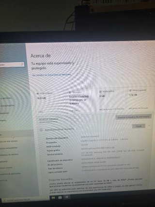 Ordenador de sobremesa con monitor, raton y teclad