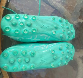 Botas de fútbol Puma verdes
