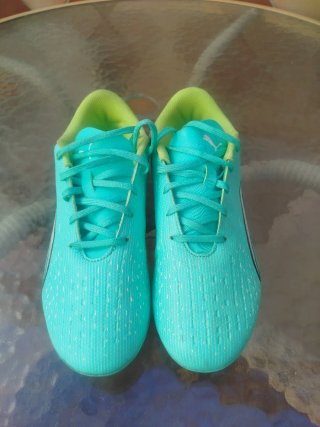 Botas de fútbol Puma verdes